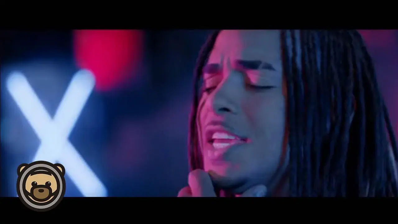 Ozuna singing under blue and magenta lights